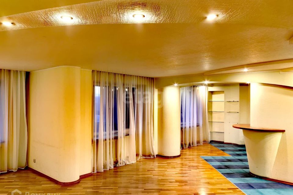 Продаётся 3-комнатная квартира, 127.8 м²