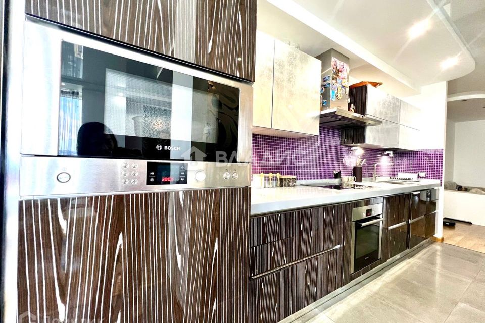 Продаётся 4-комнатная квартира, 132 м²