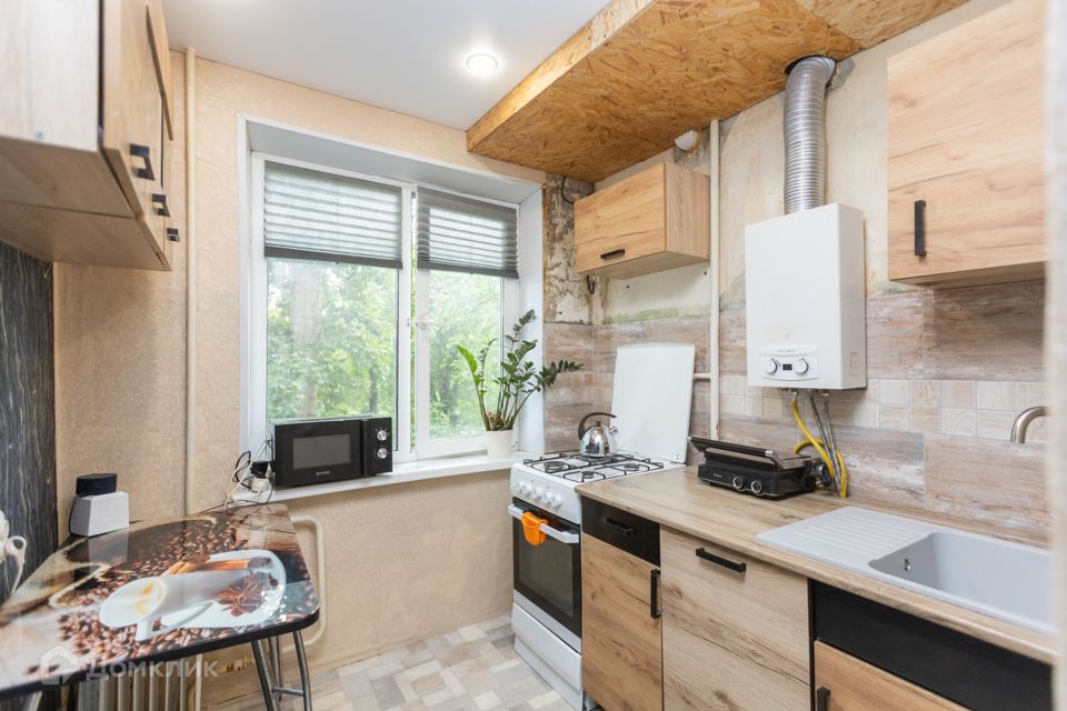 Продаётся 4-комнатная квартира, 60.5 м²