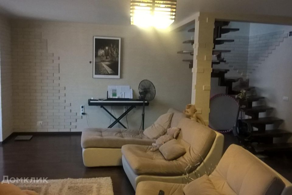 Продаётся 4-комнатная квартира, 140 м²