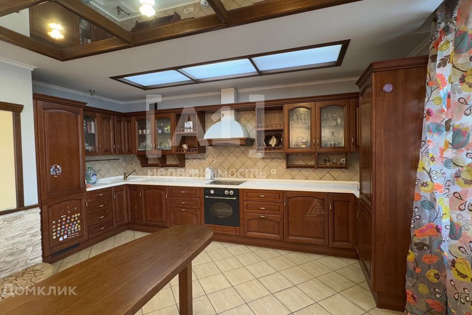 Продаётся 4-комнатная квартира, 225.9 м²