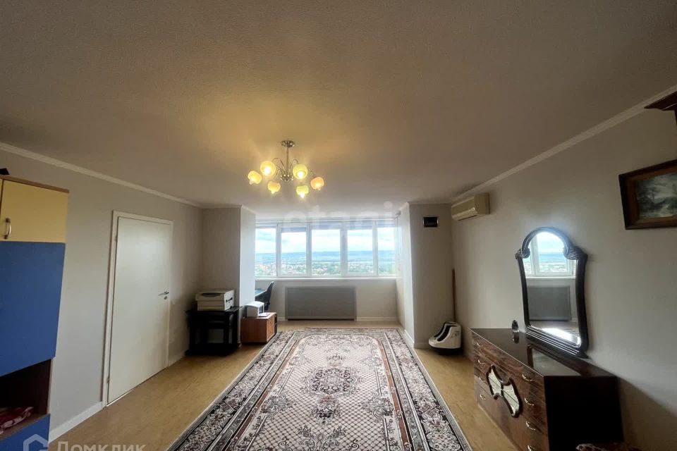 Продаётся 4-комнатная квартира, 142 м²