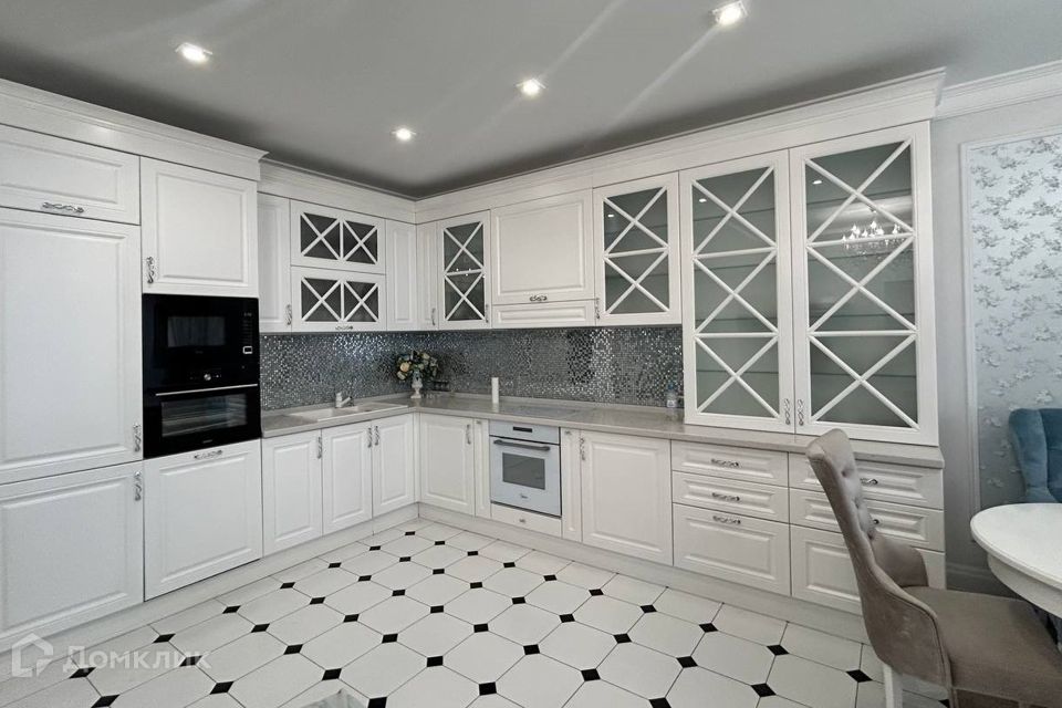 Продаётся 4-комнатная квартира, 150 м²