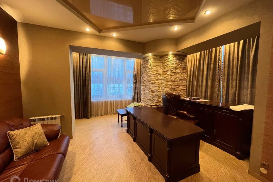 Продаётся 3-комнатная квартира, 206 м²