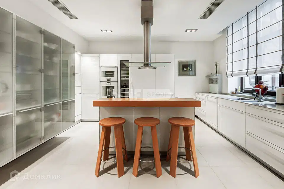Продаётся 4-комнатная квартира, 210.3 м²