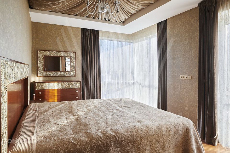 Продаётся 5-комнатная квартира, 212 м²