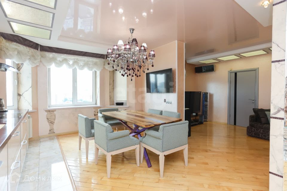 Продаётся 3-комнатная квартира, 132.8 м²
