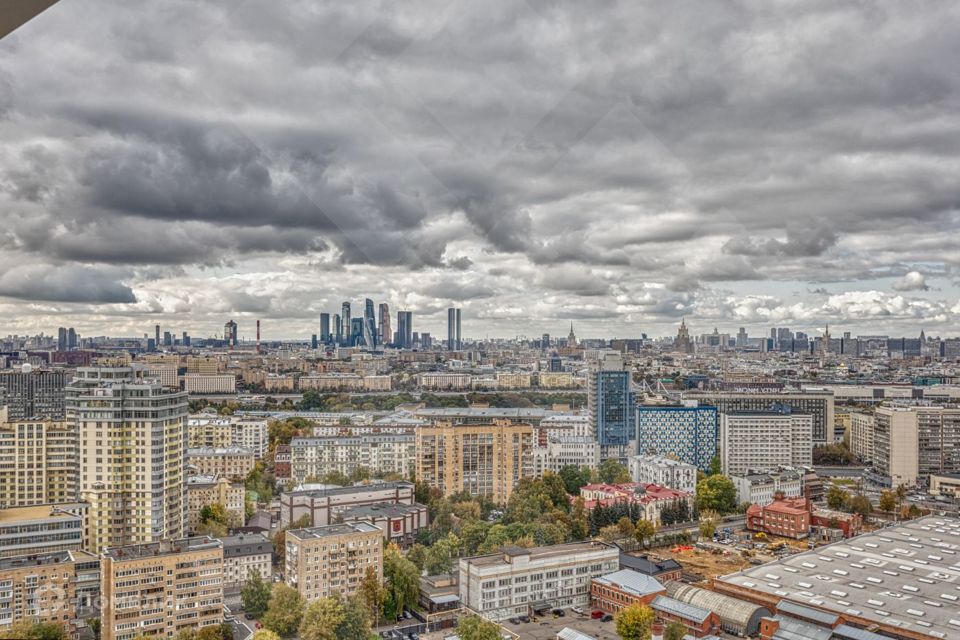 Продаётся 4-комнатная квартира, 132 м²