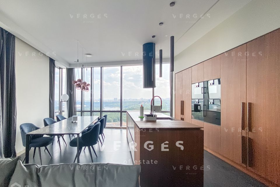 Продаётся 4-комнатная квартира, 183 м²