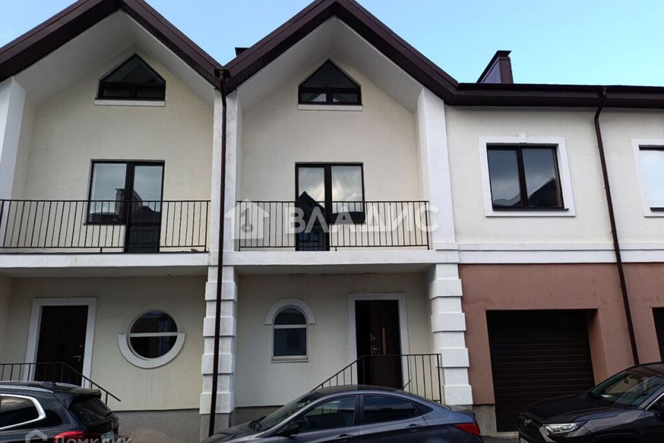 Продаётся 3-комнатная квартира, 253.6 м²