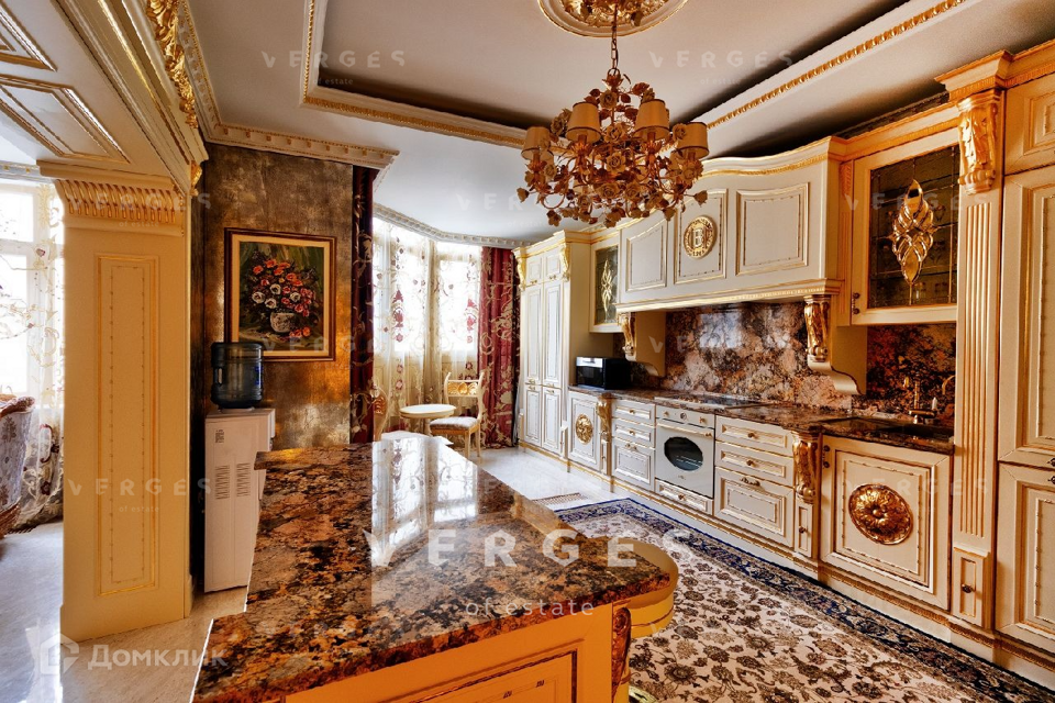 Продаётся 4-комнатная квартира, 183 м²