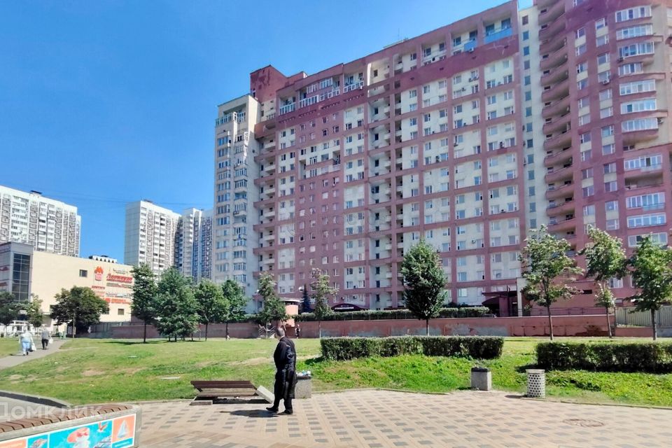 Продаётся 4-комнатная квартира, 198.8 м²