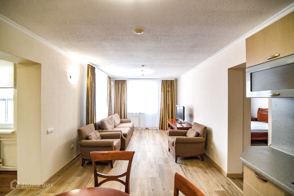 Сдаётся 2-комнатная квартира, 77 м²