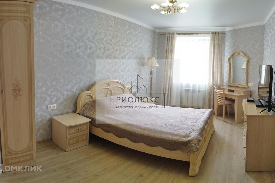 Продаётся 8-комнатная квартира, 300 м²
