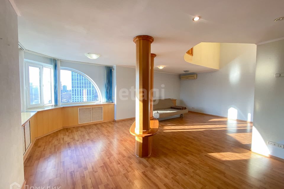 Продаётся 5-комнатная квартира, 197.6 м²