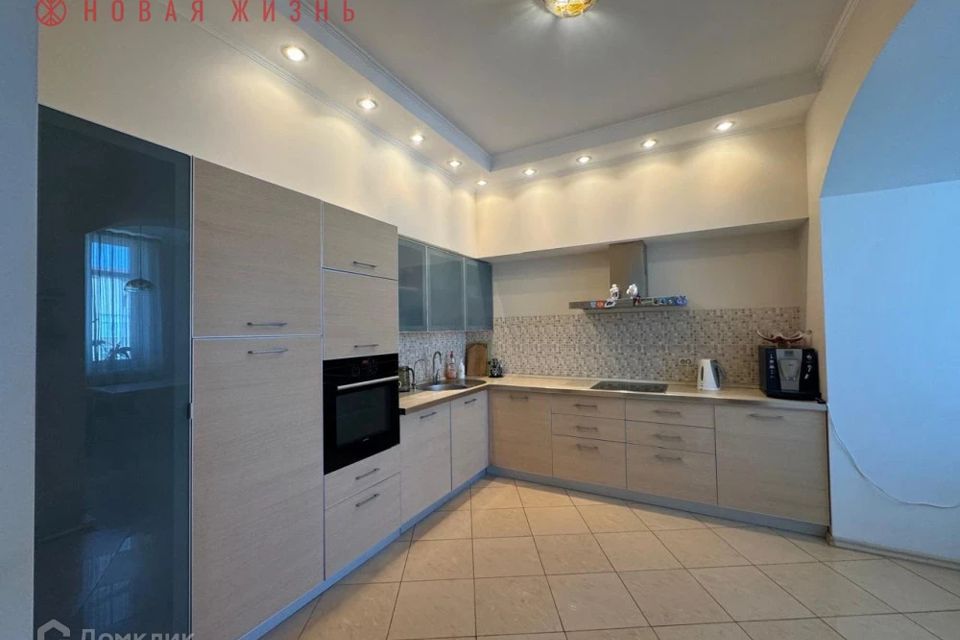 Продаётся 3-комнатная квартира, 140 м²