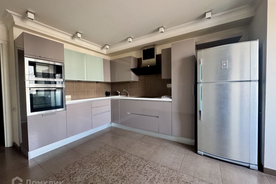 Продаётся 4-комнатная квартира, 130 м²