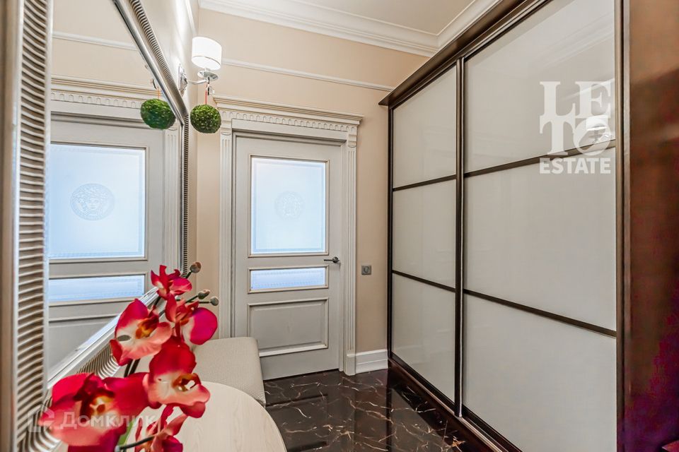 Продаётся 3-комнатная квартира, 200 м²