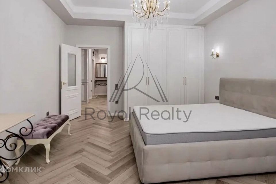 Сдаётся 4-комнатная квартира, 230 м²