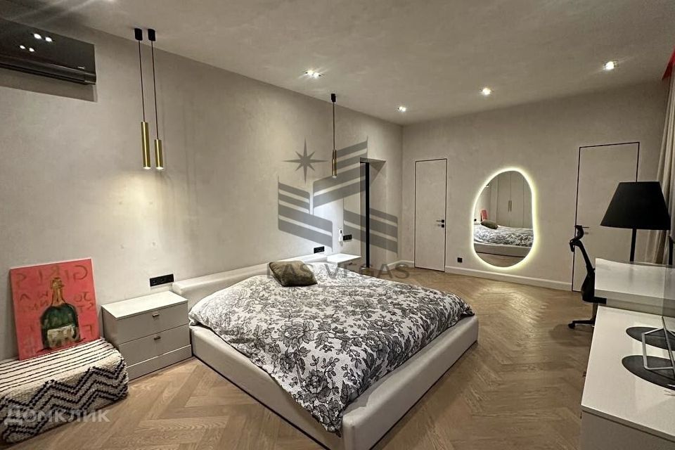Сдаётся 4-комнатная квартира, 211 м²