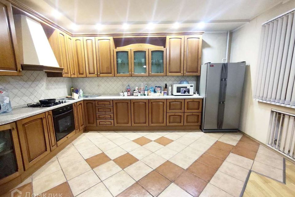 Продаётся 3-комнатная квартира, 156 м²