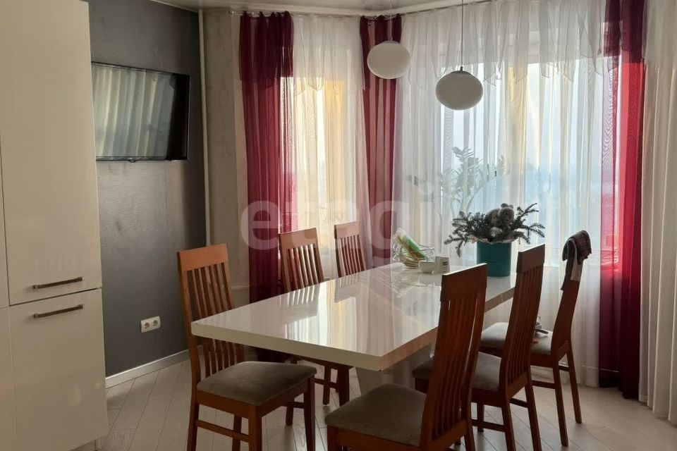 Продаётся 3-комнатная квартира, 123.8 м²