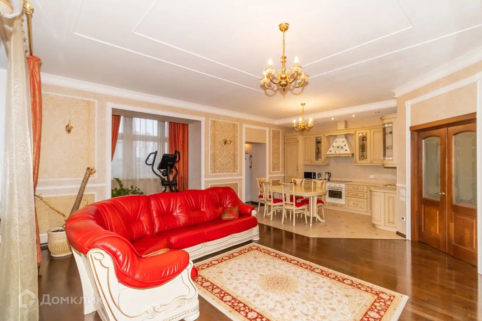 Продаётся 3-комнатная квартира, 160 м²