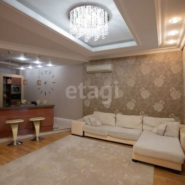 Продаётся 4-комнатная квартира, 180 м²