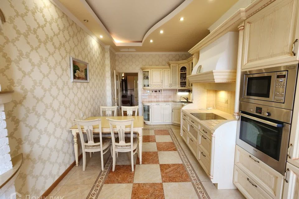 Продаётся 3-комнатная квартира, 172.8 м²