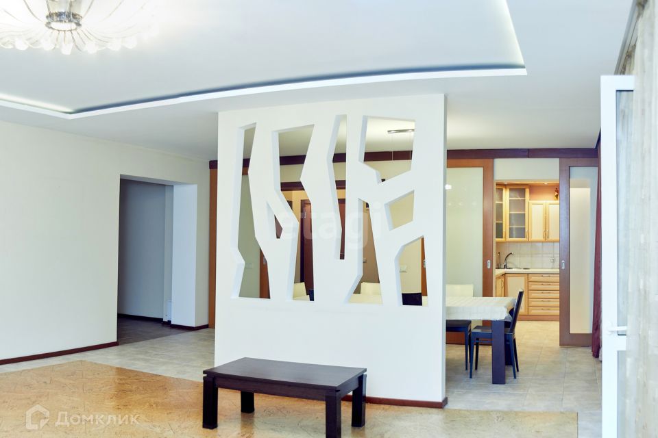 Продаётся 4-комнатная квартира, 182.1 м²