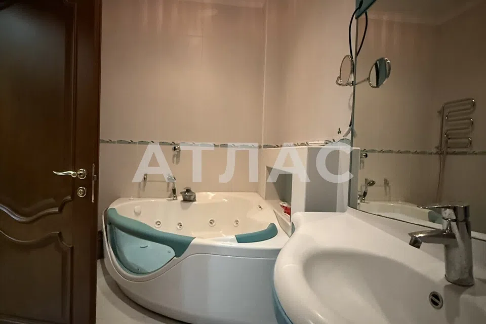 Продаётся 3-комнатная квартира, 104 м²