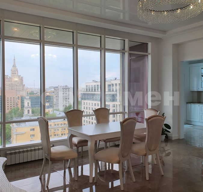 Продаётся 4-комнатная квартира, 165.5 м²