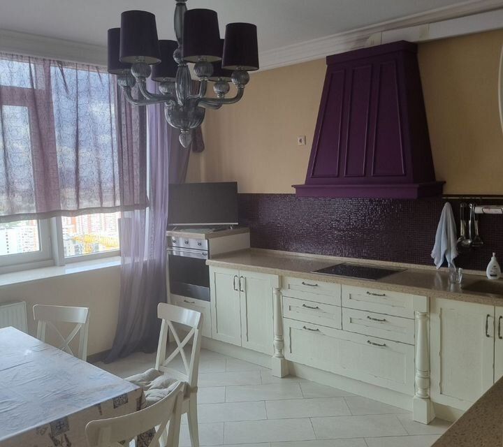 Продаётся 4-комнатная квартира, 135 м²