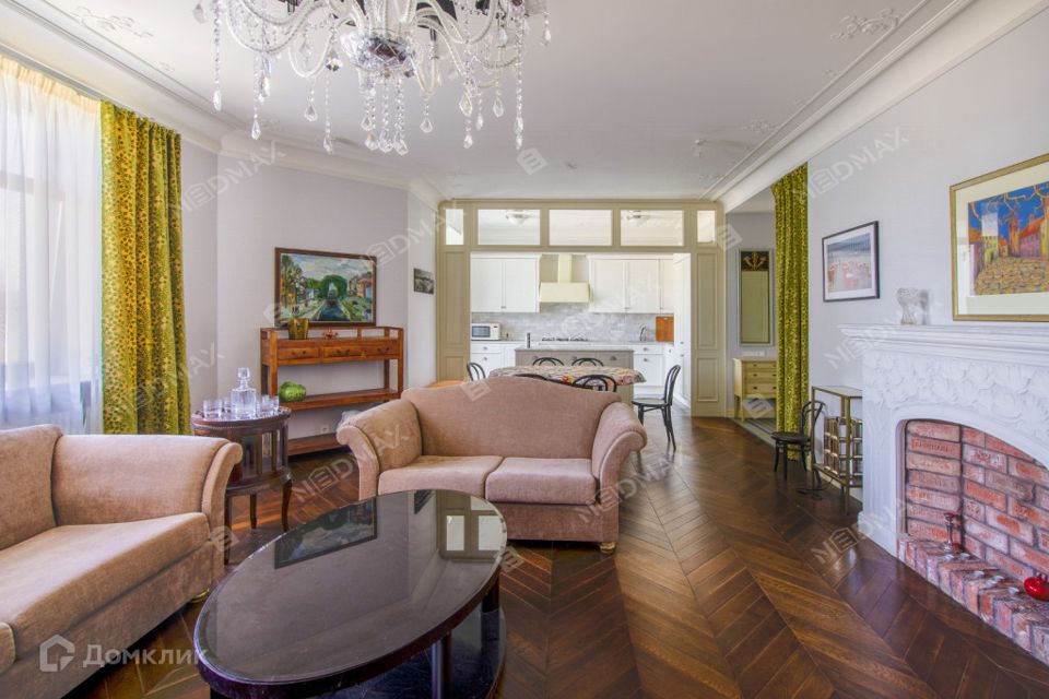 Продаётся 4-комнатная квартира, 148.8 м²