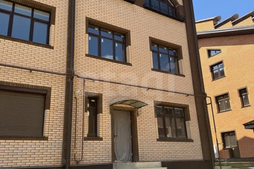 Продаётся 4-комнатная квартира, 150 м²