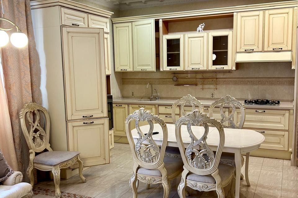 Продаётся 4-комнатная квартира, 170 м²