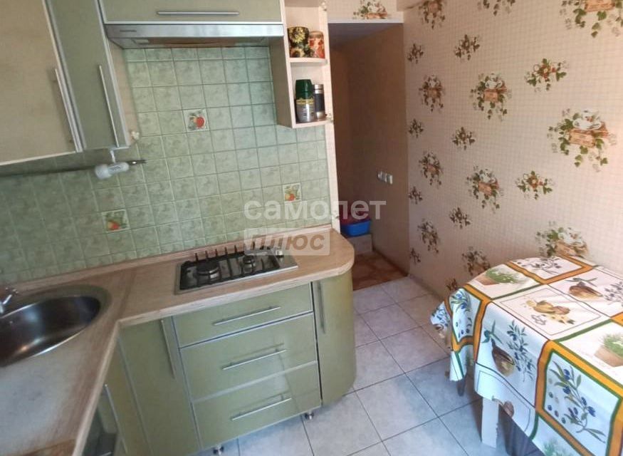 Продаётся 3-комнатная квартира, 48.6 м²