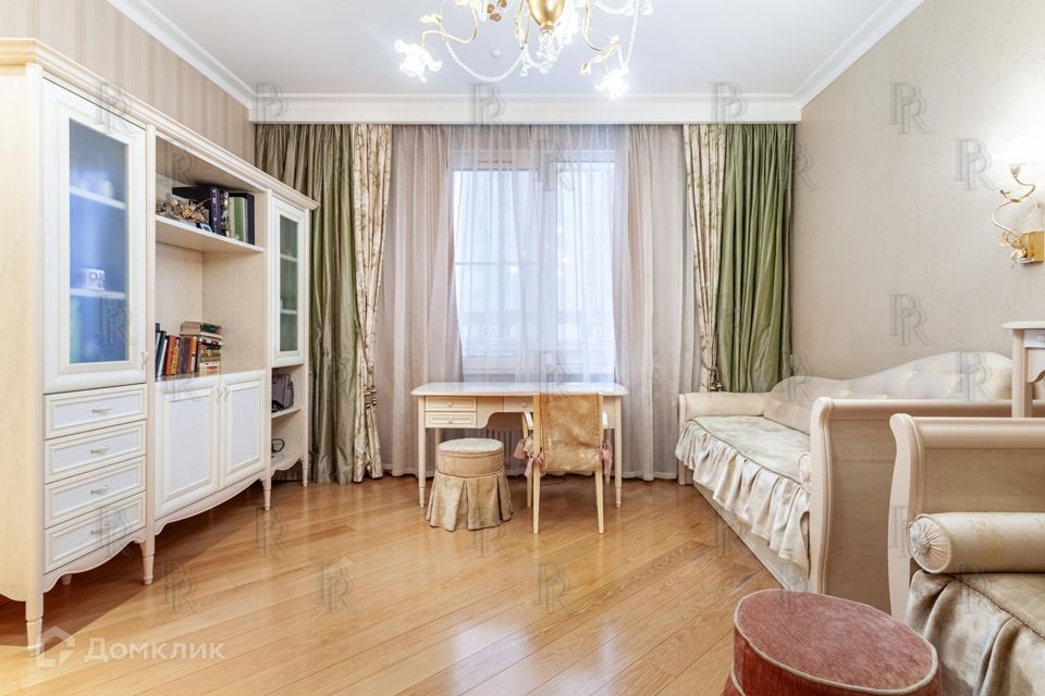 Продаётся 4-комнатная квартира, 156 м²