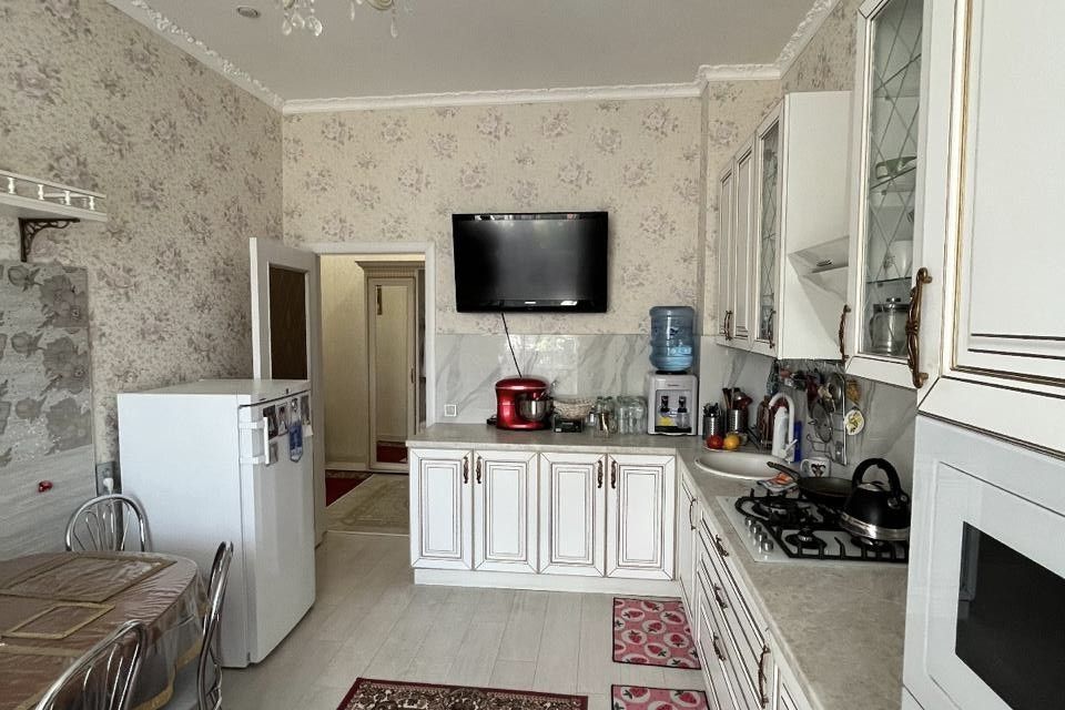 Продаётся 3-комнатная квартира, 108 м²