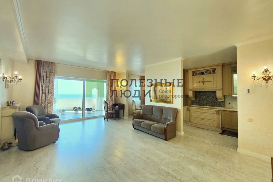 Продаётся 3-комнатная квартира, 140 м²