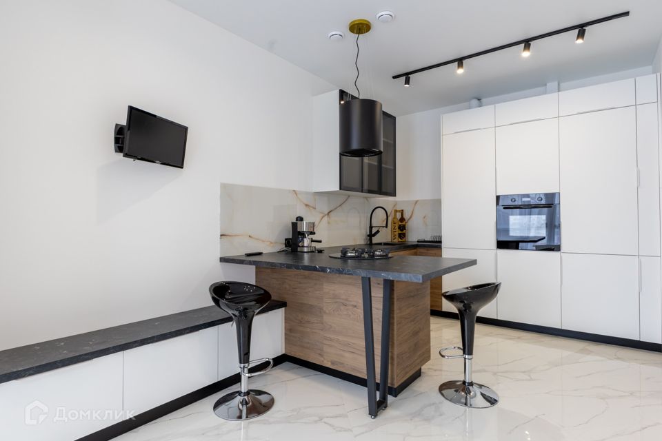 Сдаётся 4-комнатная квартира, 130 м²