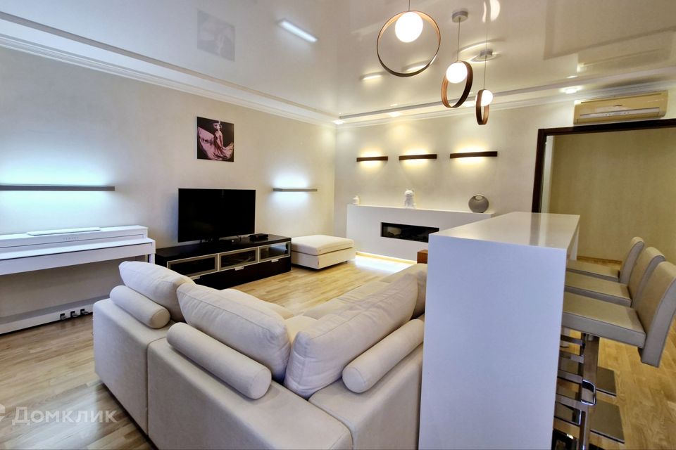 Продаётся 3-комнатная квартира, 179.8 м²