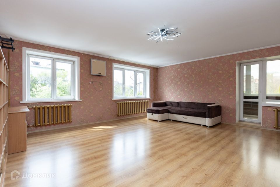 Продаётся 4-комнатная квартира, 136 м²
