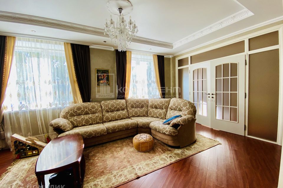 Продаётся 4-комнатная квартира, 200 м²