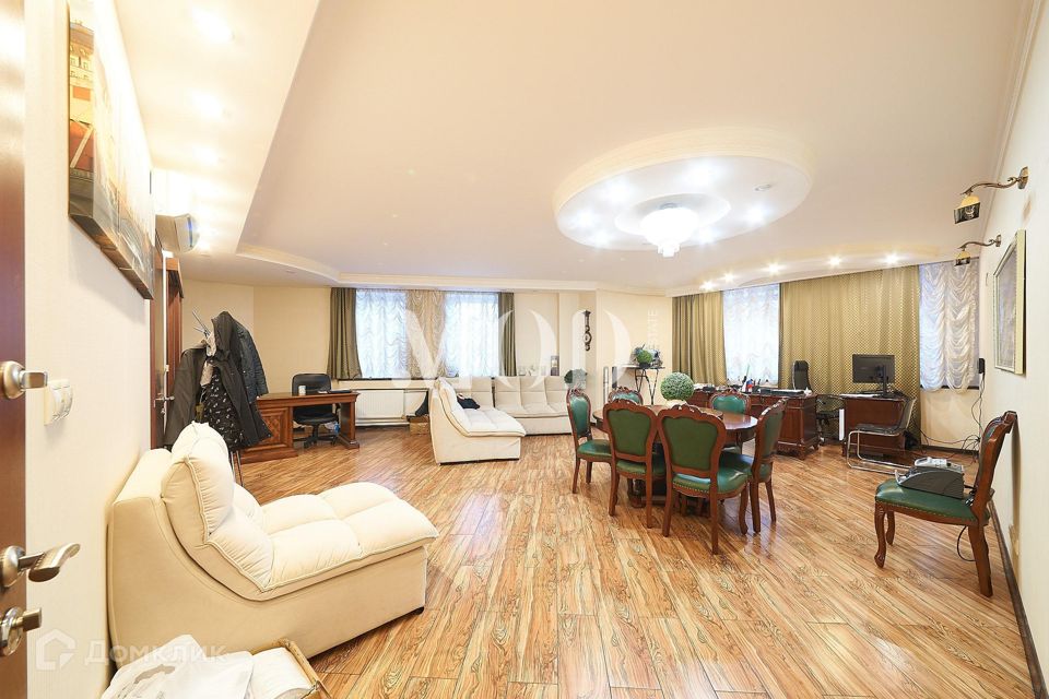 Продаётся 3-комнатная квартира, 177.7 м²