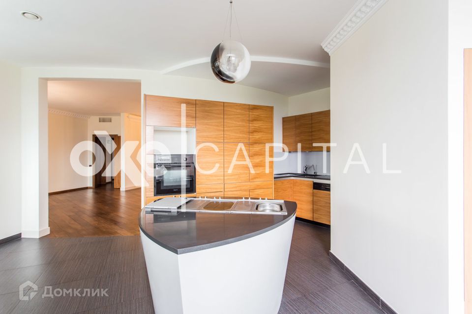 Сдаётся 4-комнатная квартира, 250 м²