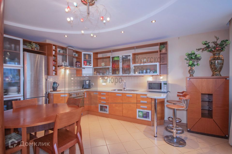 Продаётся 3-комнатная квартира, 142.7 м²