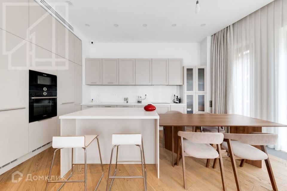 Сдаётся 3-комнатная квартира, 140 м²