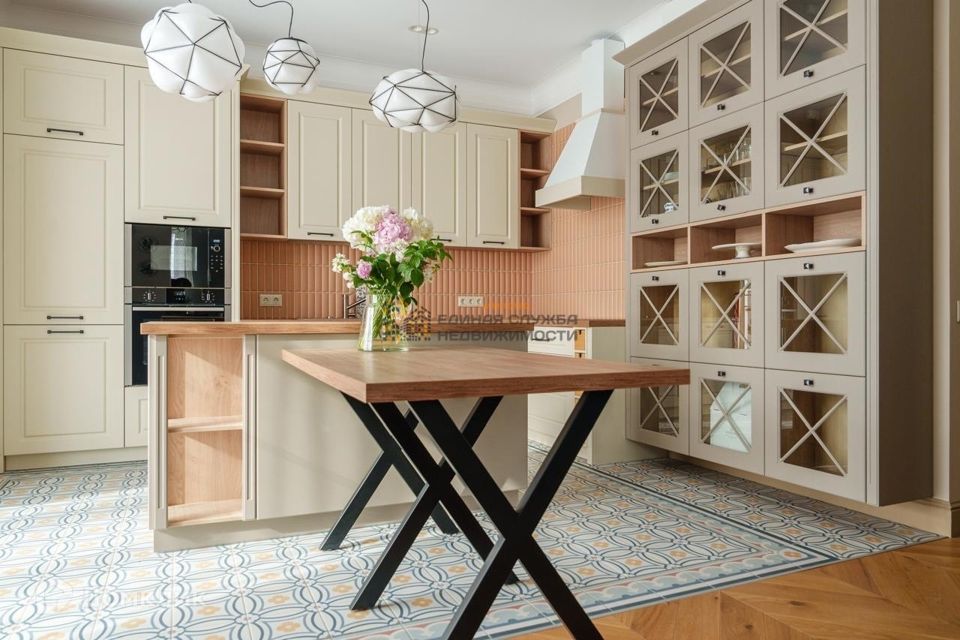 Сдаётся 4-комнатная квартира, 140 м²