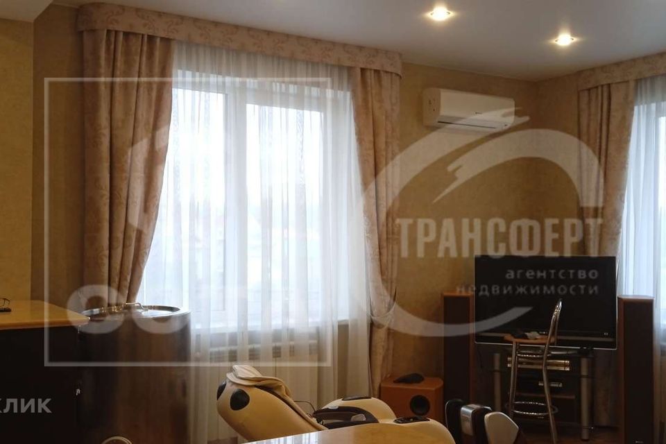 Продаётся 3-комнатная квартира, 140.5 м²